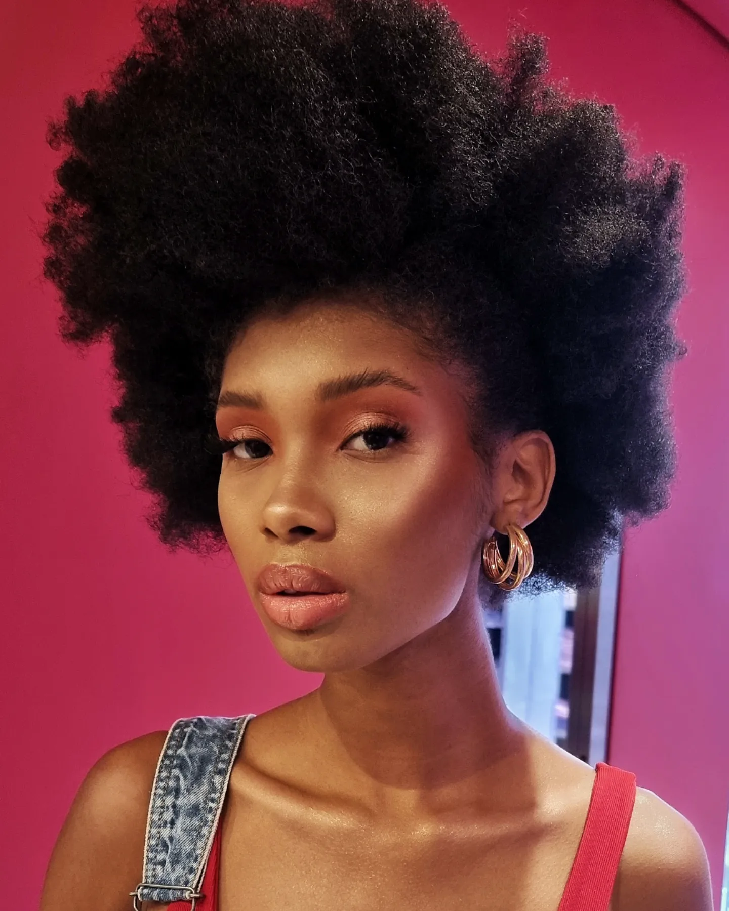 Cabelo afro natural com maquilhagem glow