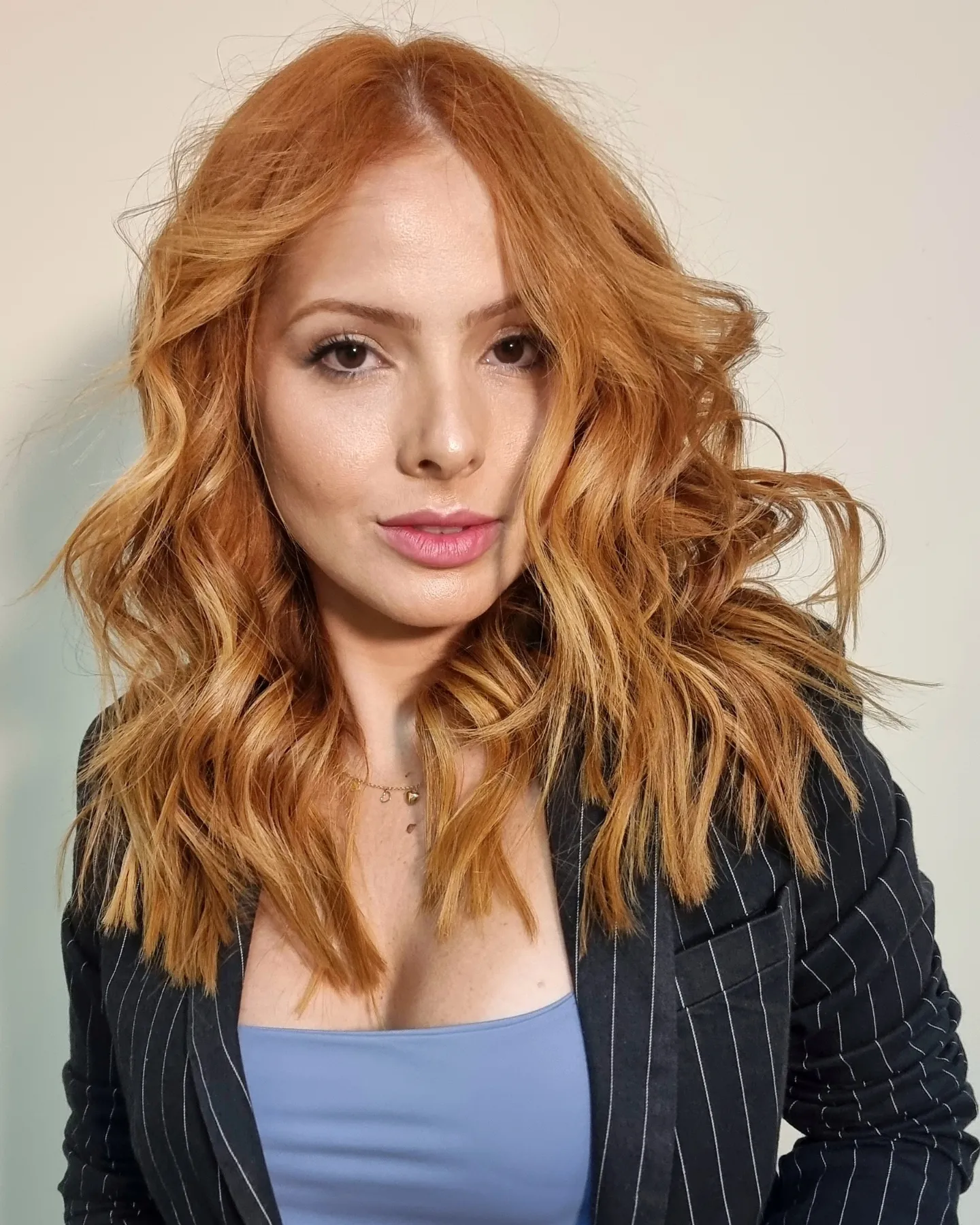 Ruivo acobreado com ondas naturais