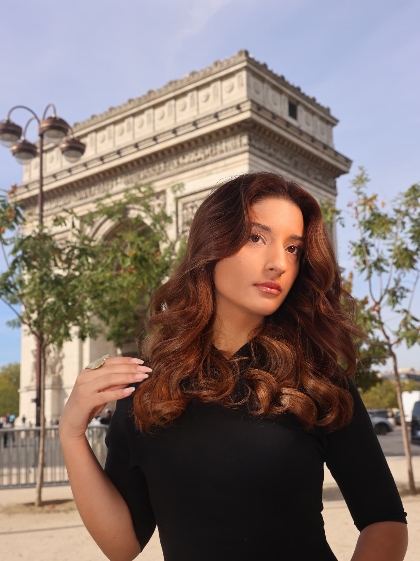 Castanho iluminado com ondas volumosas e maquilhagem glow