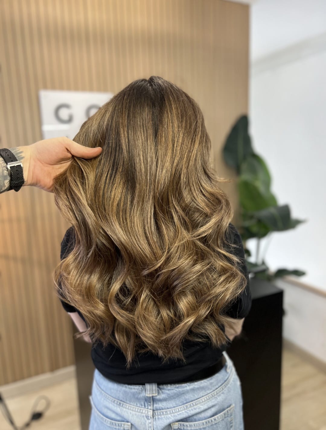 Morena iluminada com ondas volumosas