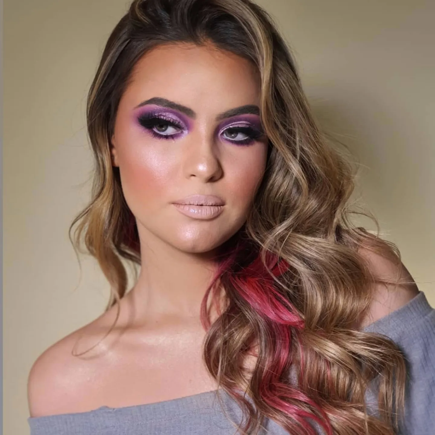 Maquilhagem artística com esfumado roxo e ondas loiras