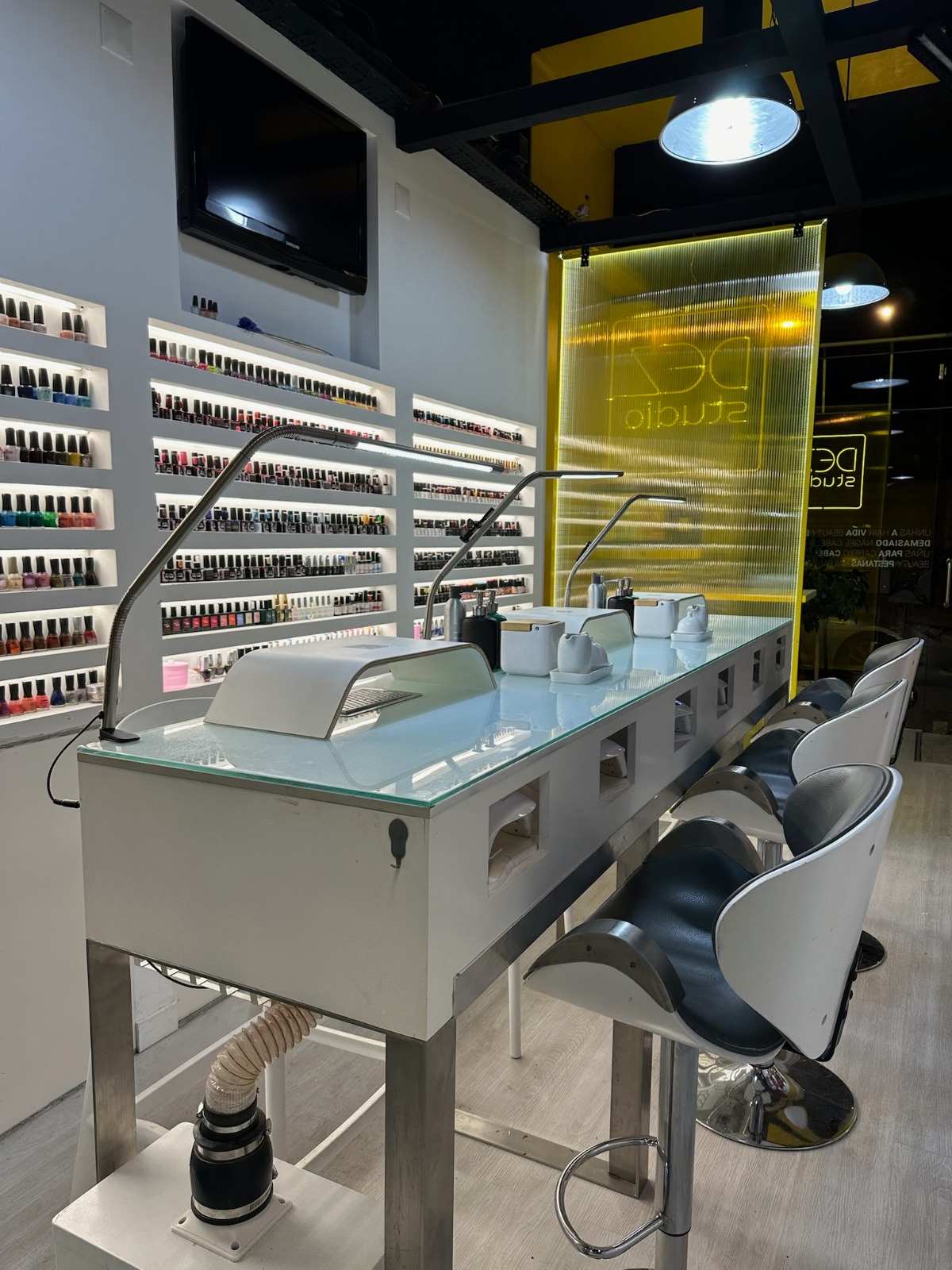 Estação de manicure com parede de esmaltes iluminada