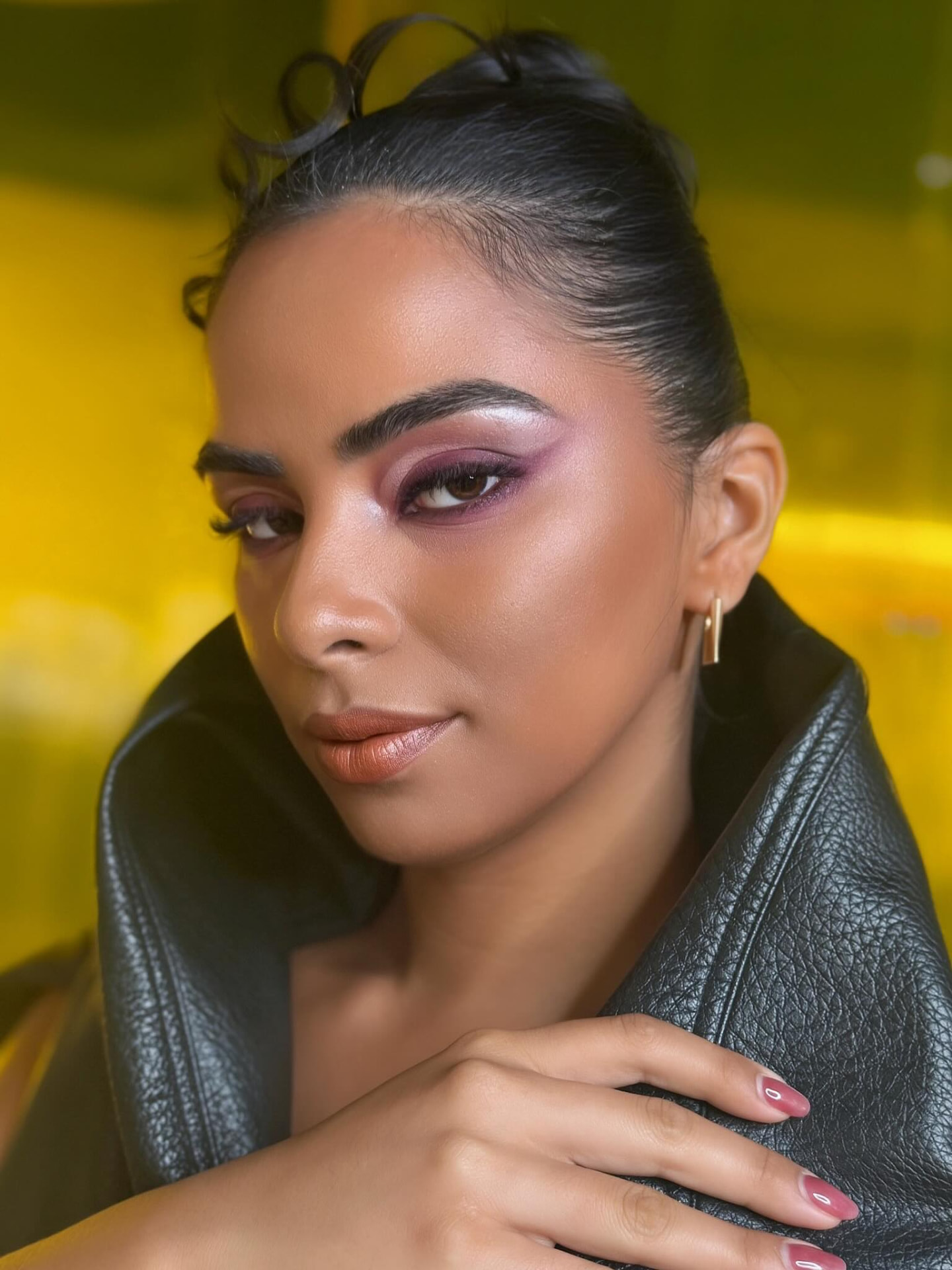 Penteado apanhado com ondas escultóricas e maquilhagem artística