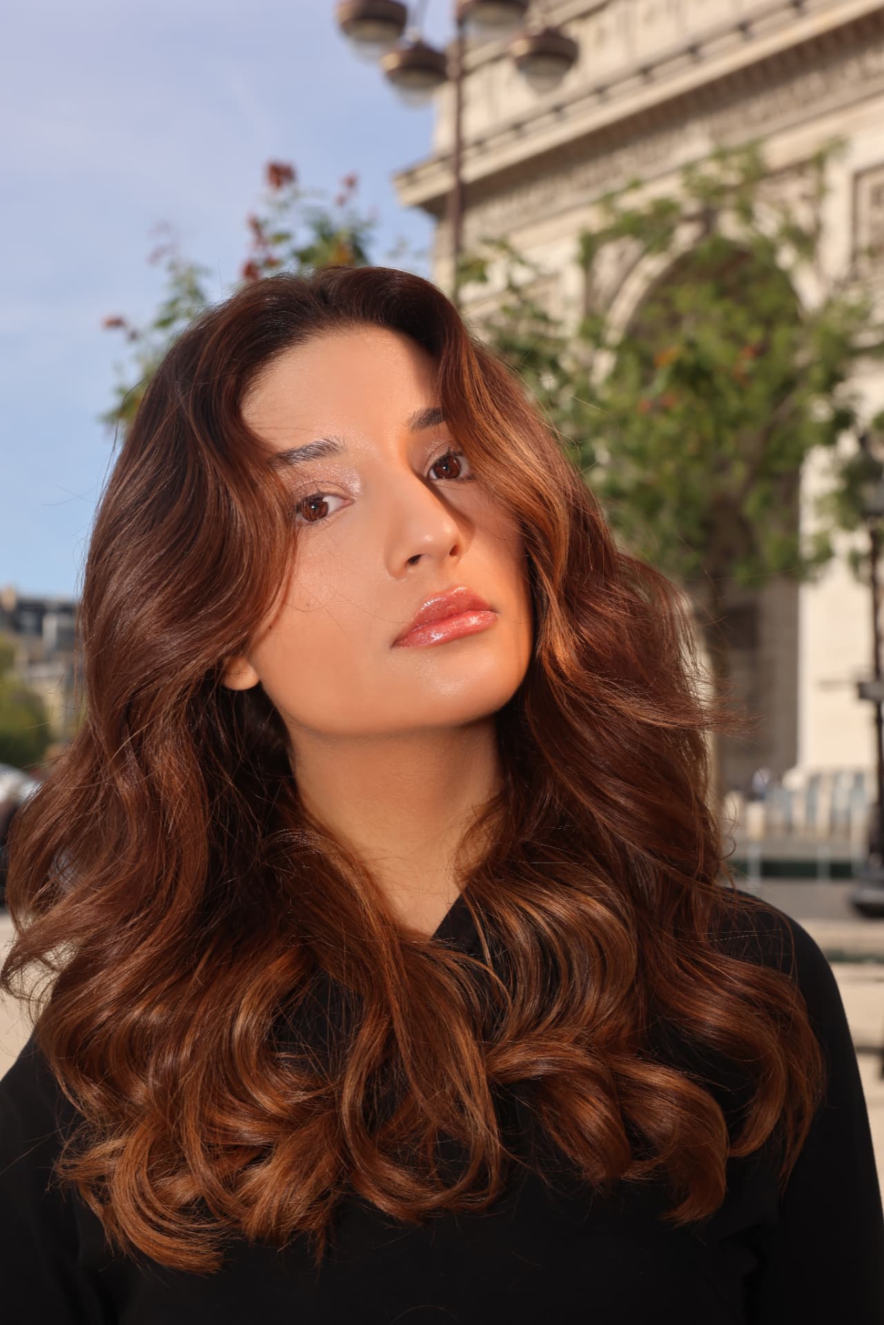Castanho acobreado em ondas volumosas com maquilhagem radiante