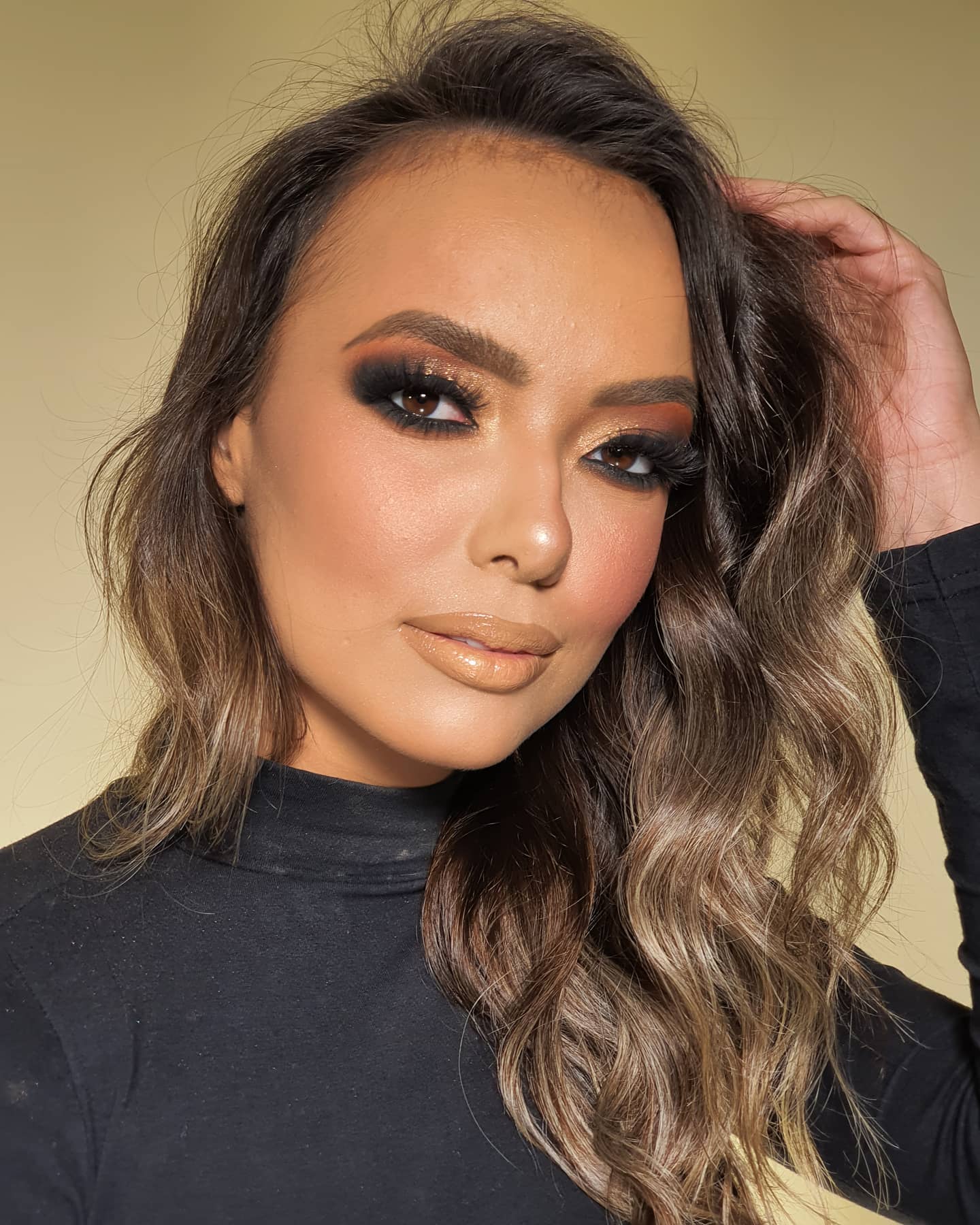 Maquilhagem glam com olhar esfumado e ondas suaves