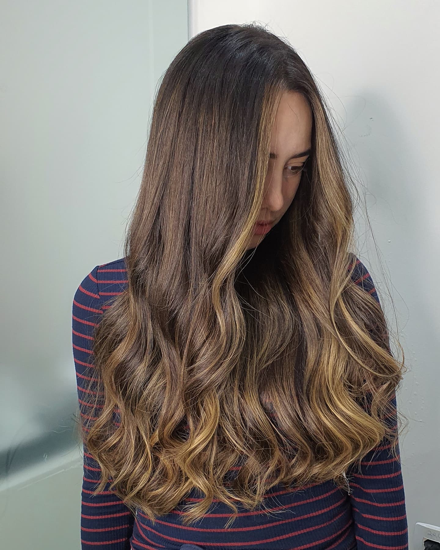 Morena iluminada com balayage dourado