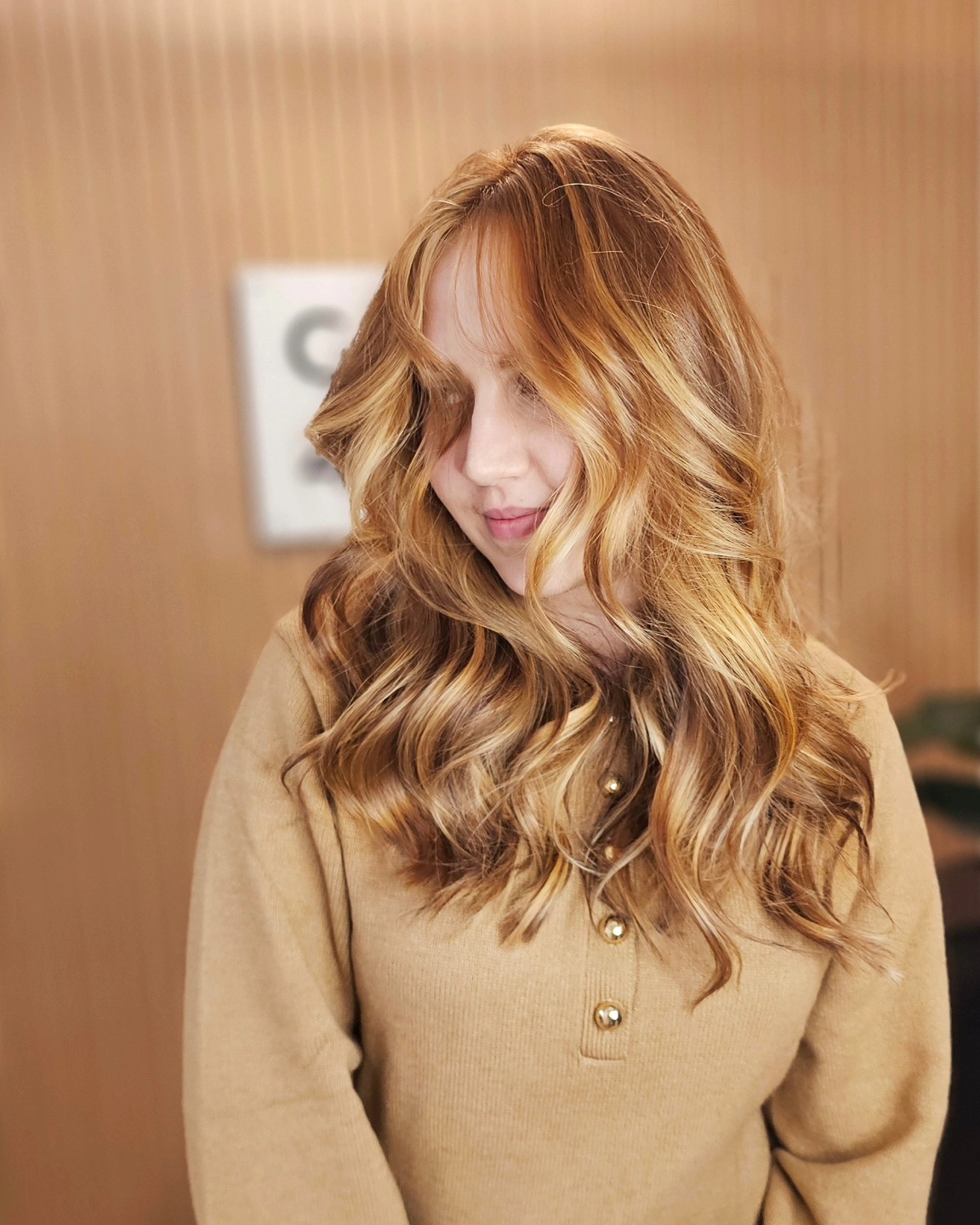 Ruivo dourado com ondas volumosas