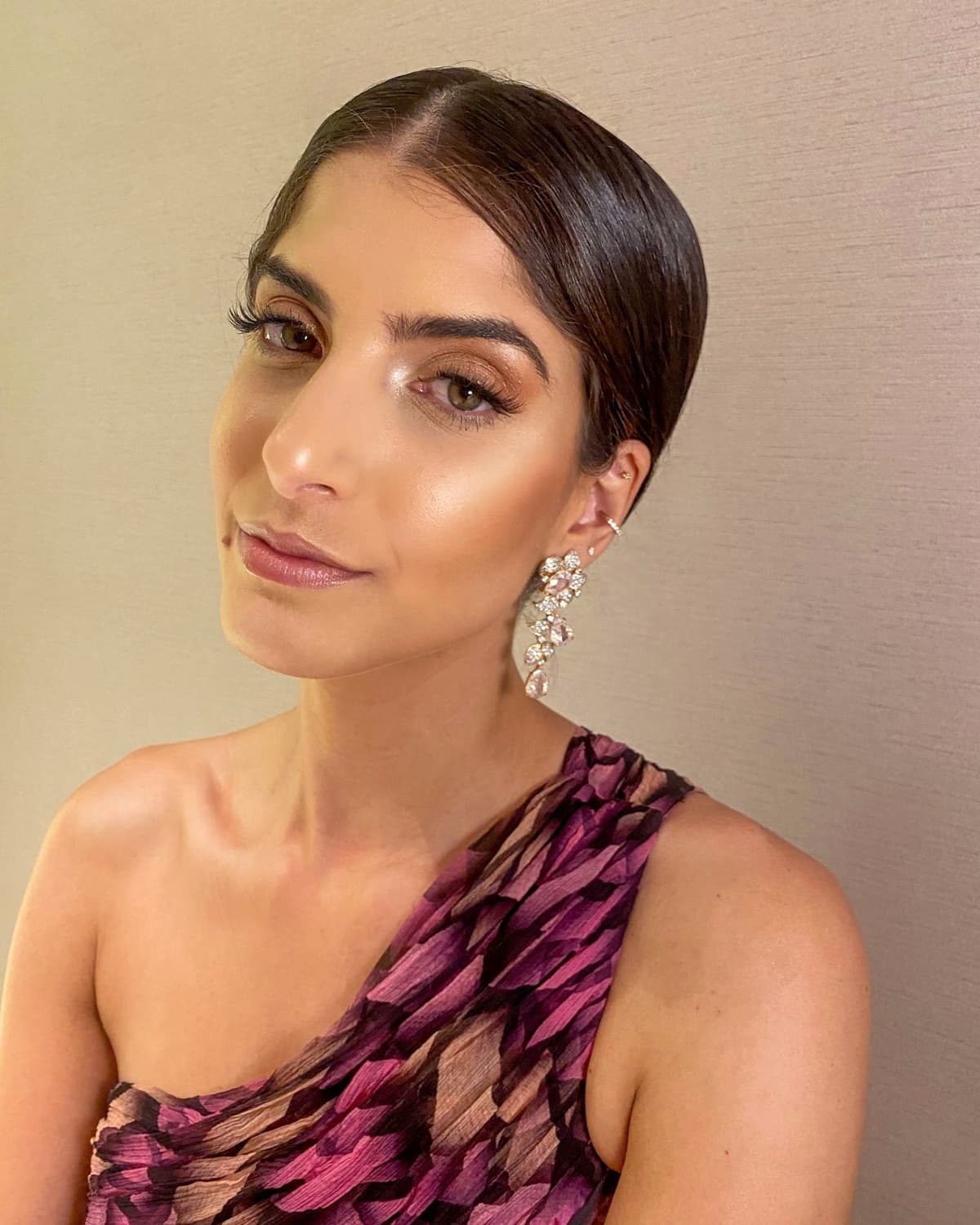 Maquilhagem social com pele glow e cabelo apanhado
